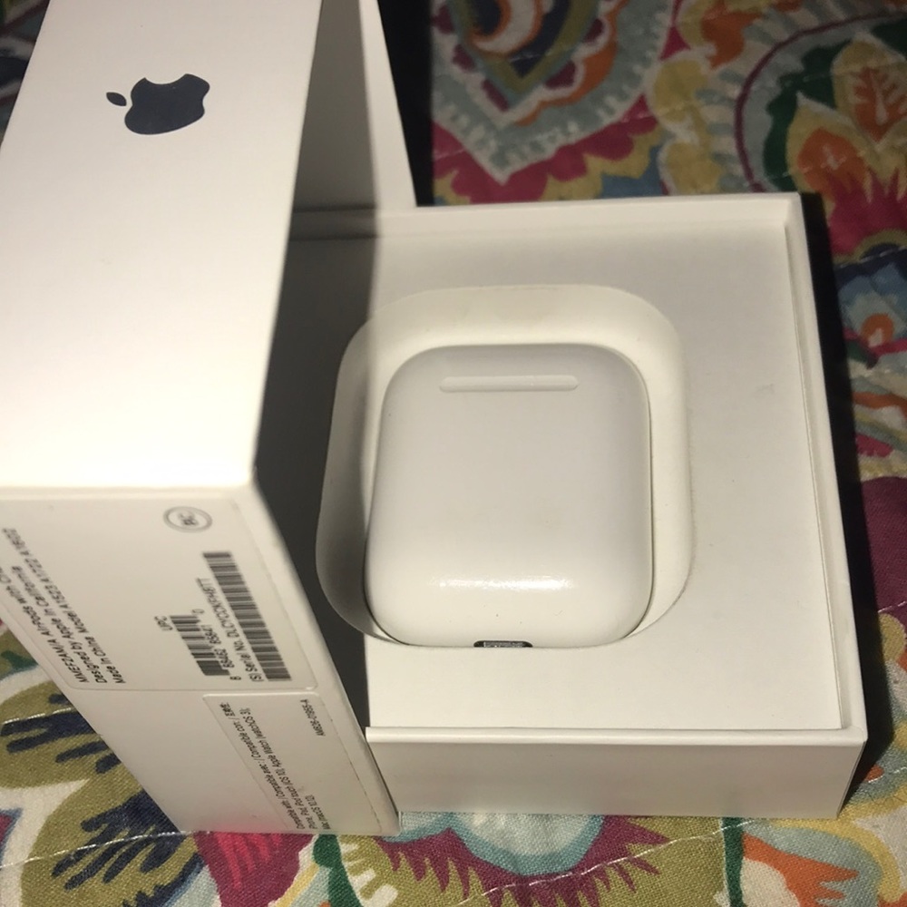 Apple AirPods with wireless charger case